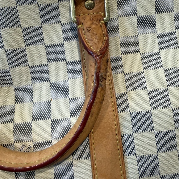 Louis Vuitton duffle bag, two of the straps are damaged as shown in pictures. - Picture 11 of 15